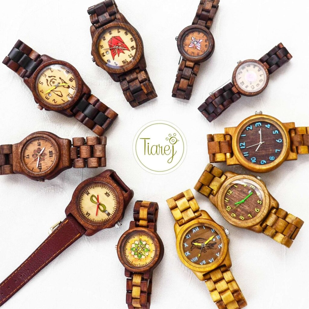 Relojes madera en circulo